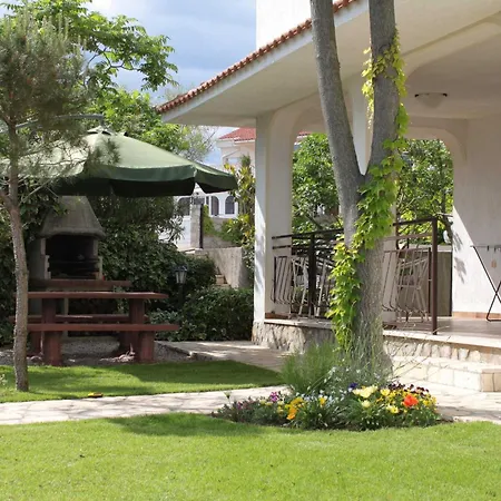 Guest house Apartments And Rooms With Parking Space Krk - 3231 3*