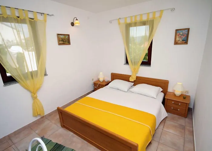 Apartments And Rooms With Parking Space Krk - 3231 3* Vrh (Krk)