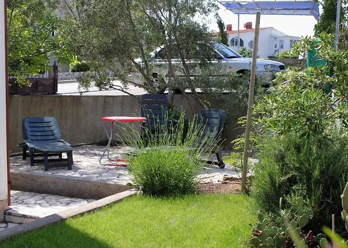 Guest house Apartments And Rooms With Parking Space Krk - 3231