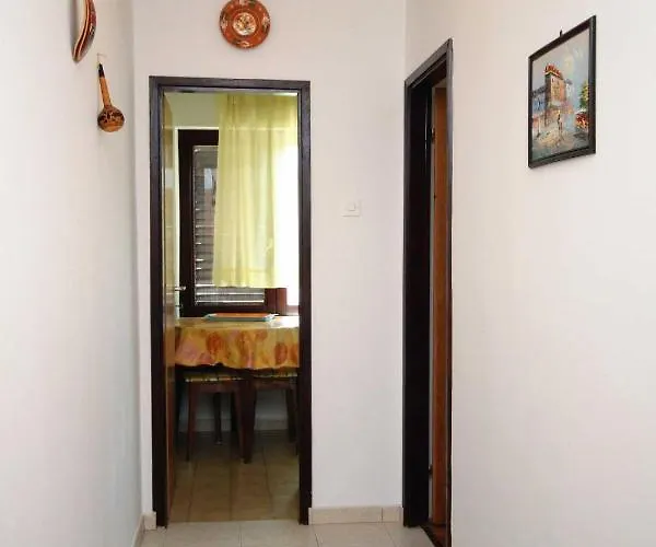 Apartments And Rooms With Parking Space Krk - 3231 Guest house 3*