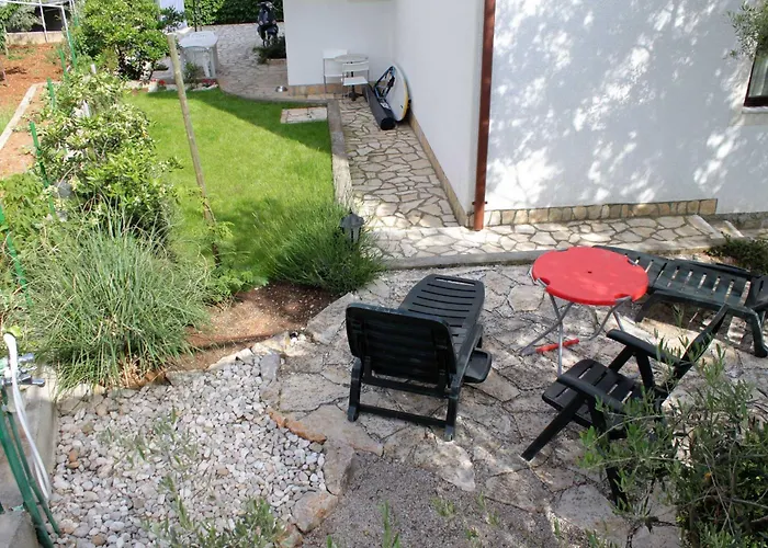 Apartments And Rooms With Parking Space Krk - 3231 Guest house 3*
