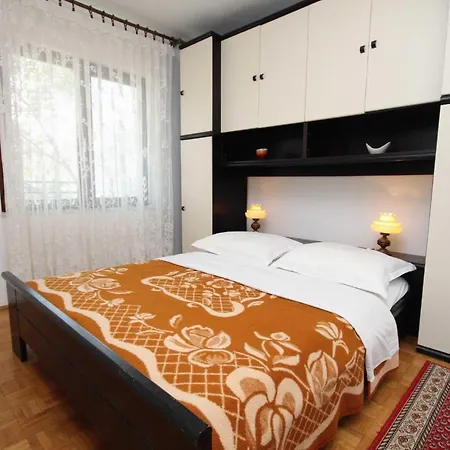 Apartments And Rooms With Parking Space Krk - 3231 3* Vrh (Krk)