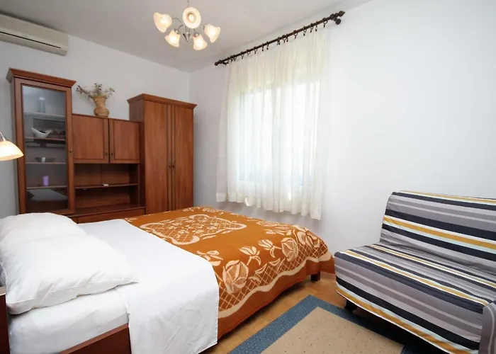 Apartments And Rooms With Parking Space Krk - 3231