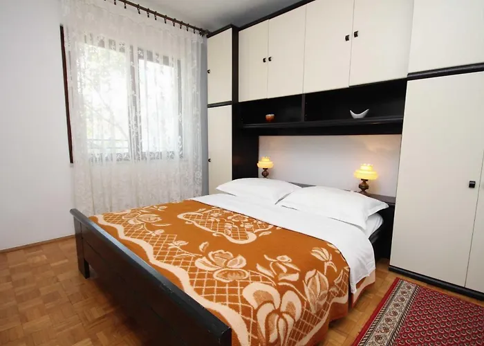 Apartments And Rooms With Parking Space Krk - 3231 3* Vrh (Krk)